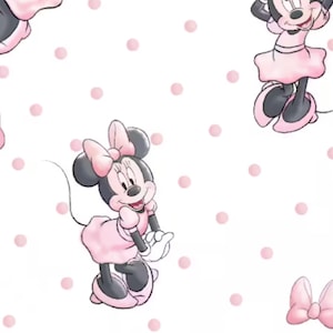 Puede incluir: Un fondo blanco con lunares rosas y una imagen de dibujos animados de Minnie Mouse con un vestido rosa. Minnie Mouse lleva un lazo rosa y tiene una cola negra.