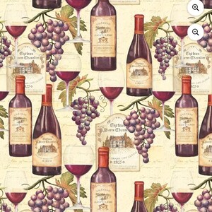 Może przedstawiać: Wzór bez szwów przedstawiający butelki wina, kieliszki do wina i winogrona. Butelki są oznaczone tekstem "Chateau Pierre Chevalier" i "Chateau Saint-Leon". Wzór znajduje się na kremowym tle z ręcznie pisanym tekstem.