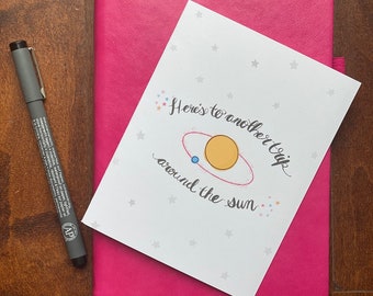 Hier ist zu einer anderen Reise um die Sonne Karte, alles Gute zum Geburtstag Karte, süße Geburtstagskarten, Karte für den besten Freund, lustige Geburtstagskarte