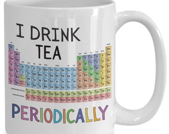 Bebo té periódicamente / Taza de café de elementos químicos / Regalo de profesor de química / Taza de tabla periódica / Taza de químico / Taza de científico / Regalo geek