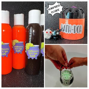 Puede incluir: Botellas naranjas y negras etiquetadas como Halloween BOO-ble Bath con un gráfico de caldero morado. Un frasco naranja etiquetado BATH-DOH con una araña en la tapa y una burbuja de texto surprise inside. Un pequeño caldero negro con burbujas.