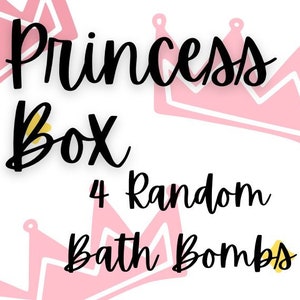 Puede incluir: Fondo blanco con las palabras "Princess Box" en escritura negra, junto con "4 Random Bath Bombs". Ilustraciones de coronas rosas en el fondo. El texto está en un estilo lúdico y manuscrito.