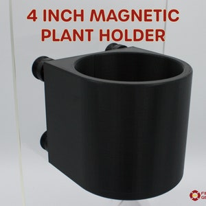 Puede incluir: Un soporte magnético para plantas negro de 10 cm. El soporte está hecho de plástico y tiene una abertura redonda en la parte superior. Está diseñado para sostener una maceta pequeña.