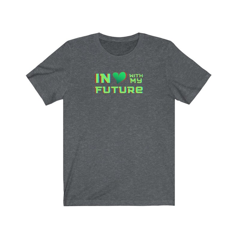 Op de afbeelding: Een donker grijs t-shirt met een groen hart en de tekst "IN &hearts; WITH MY FUTURE" in een regenboogkleurige gradi&euml;nt.