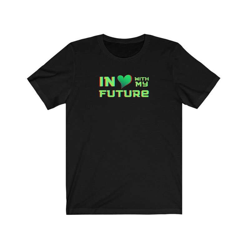 Op de afbeelding: Zwart T-shirt met een groen hart en de tekst "IN &hearts; WITH MY FUTURE" in een groen en rood lettertype.