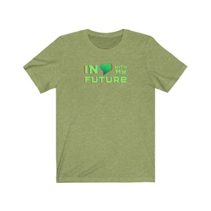 Op de afbeelding: Groen T-shirt met korte mouwen met de tekst "IN &hearts; WITH MY FUTURE" in een kleurrijk, 3D-lettertype.