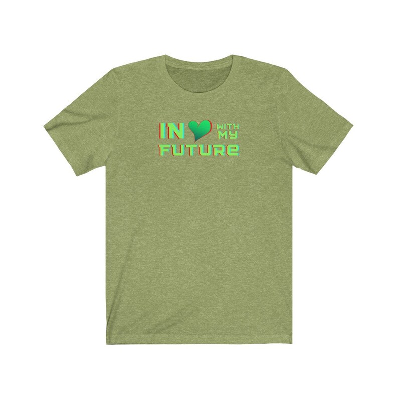 Op de afbeelding: Groen T-shirt met korte mouwen met de tekst "IN &hearts; WITH MY FUTURE" in een kleurrijk, 3D-lettertype.