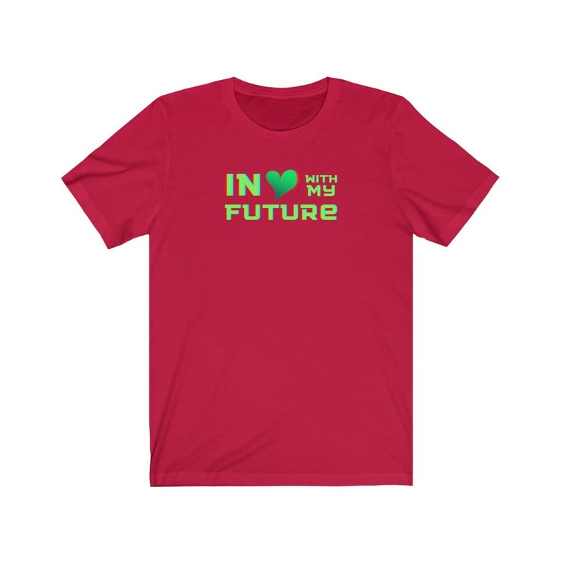 Op de afbeelding: Rood T-shirt met korte mouwen met een groen hart en de tekst "IN &hearts; WITH MY FUTURE" in groen.