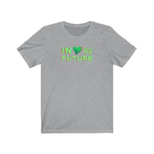 Op de afbeelding: Een heidekleurig t-shirt met een groen hart en de tekst "IN &hearts; WITH MY FUTURE" in een groen en blauw lettertype.