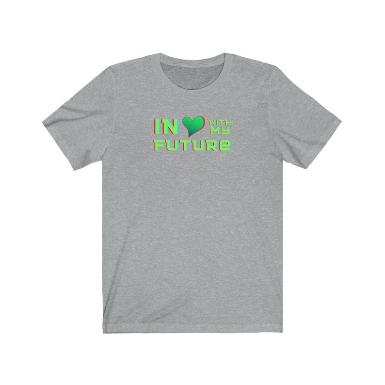 Op de afbeelding: Een heidekleurig t-shirt met een groen hart en de tekst "IN &hearts; WITH MY FUTURE" in een groen en blauw lettertype.