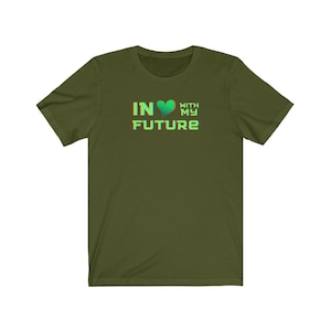 Op de afbeelding: Een groen T-shirt met korte mouwen met de tekst "IN &hearts; WITH MY FUTURE" erop gedrukt.