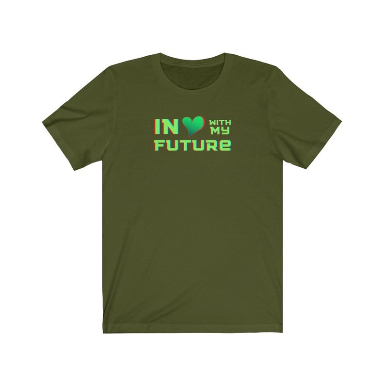 Op de afbeelding: Een groen T-shirt met korte mouwen met de tekst "IN &hearts; WITH MY FUTURE" erop gedrukt.