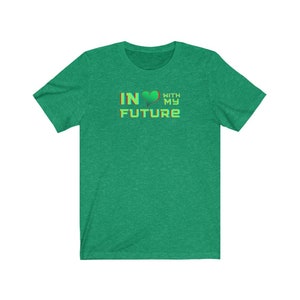 Op de afbeelding: Groen T-shirt met een grafisch ontwerp dat "IN &hearts; WITH MY FUTURE" zegt.