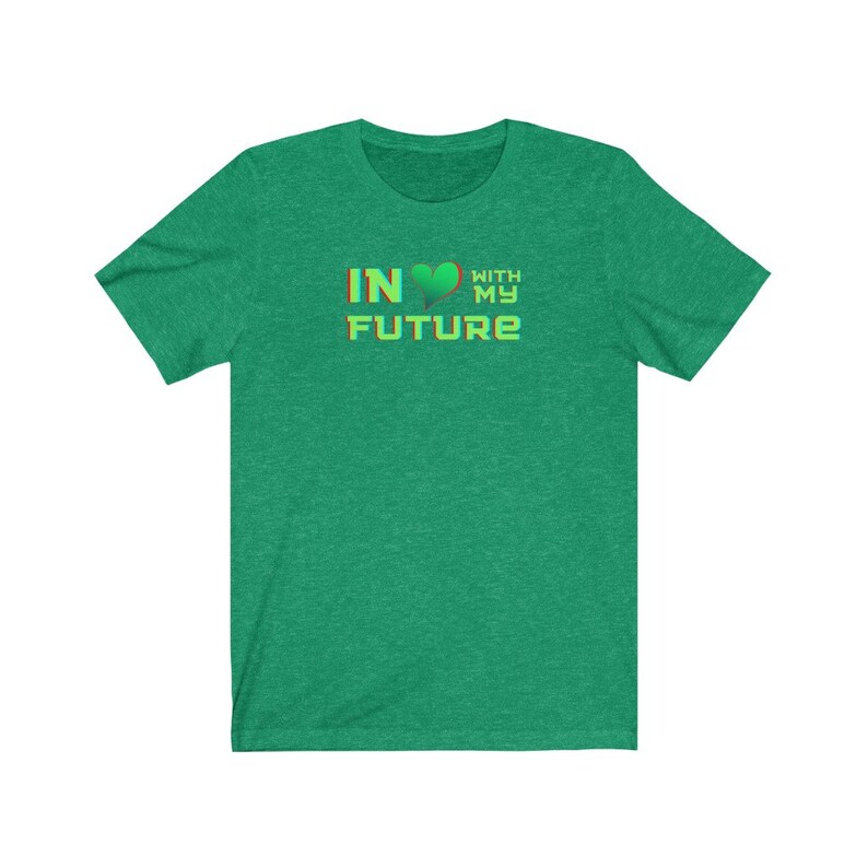 Op de afbeelding: Groen T-shirt met een grafisch ontwerp dat "IN &hearts; WITH MY FUTURE" zegt.