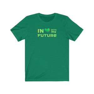 Op de afbeelding: Een groen T-shirt met de tekst "IN &hearts; WITH MY FUTURE" in een regenboogkleurige gradi&euml;nt.