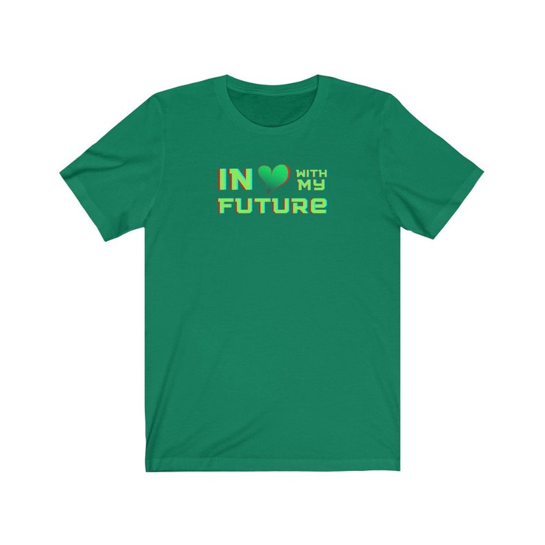 Op de afbeelding: Een groen T-shirt met de tekst "IN &hearts; WITH MY FUTURE" in een regenboogkleurige gradi&euml;nt.