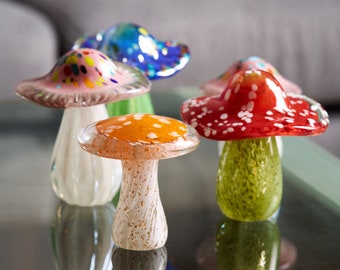 Figurine champignon en verre soufflé à la main, poids du papier, décoration de jardin, ornement de décoration intérieure, cadeau pour elle, art du verre inspiré de Murano, statue de champignons