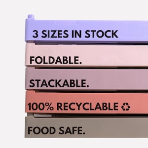 Puede incluir: Contenedores de almacenamiento apilables, plegables y 100% reciclables en varios colores. Los contenedores son aptos para alimentos y est&aacute;n disponibles en tres tama&ntilde;os. El texto "3 tama&ntilde;os en stock", "Plegable", "Apilable", "100% Reciclable" y "Seguro para alimentos" est&aacute; impreso en los contenedores.