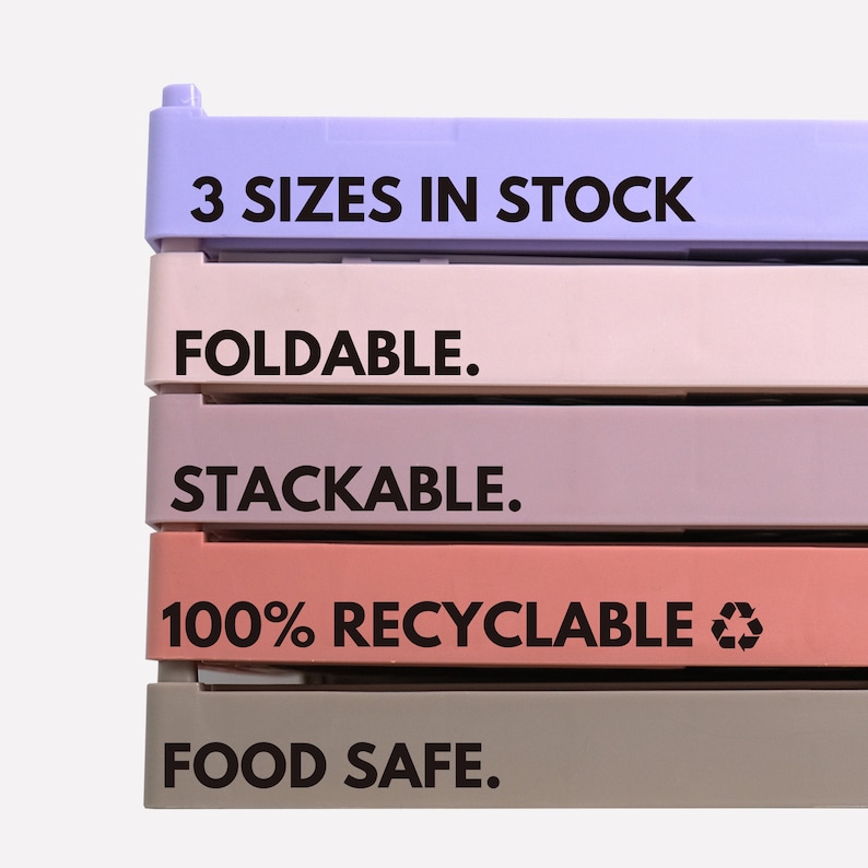 Puede incluir: Contenedores de almacenamiento apilables, plegables y 100% reciclables en varios colores. Los contenedores son aptos para alimentos y est&aacute;n disponibles en tres tama&ntilde;os. El texto "3 tama&ntilde;os en stock", "Plegable", "Apilable", "100% Reciclable" y "Seguro para alimentos" est&aacute; impreso en los contenedores.