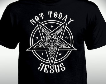 Può includere: Maglietta nera con un pentagramma bianco e le parole "NOT TODAY JESUS" stampate su di essa.