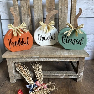 Calabazas de madera, trío de calabazas bendecidas y agradecidas, calabazas de madera, Acción de Gracias, decoración de otoño.