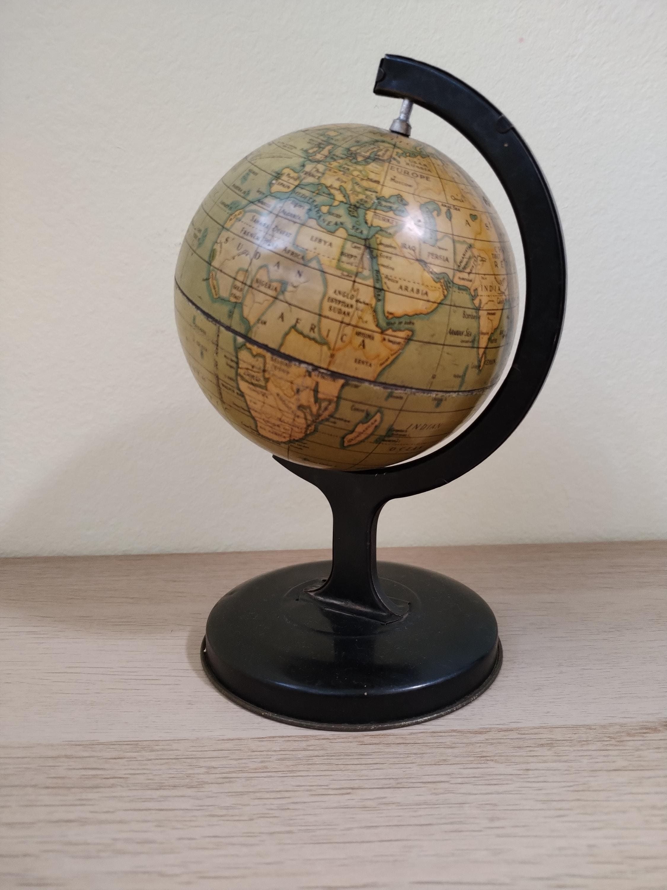 イギリス・ロンドンのマーケットで購入したアンティークな地球儀 イギリス・ロンドンのマーケットで購入したアンティークな地球儀