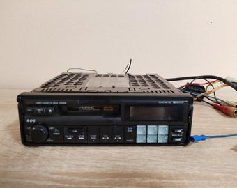 Zabytkowy magnetofon samochodowy ALPINE 7619R z 1992 roku