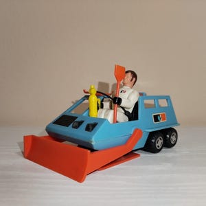 Lesney Matchbox 1976 Snow Rescue Unit MAC Mobile Action Command Vehicle with figure