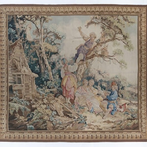 Puede incluir: Un gran tapiz que representa una escena pastoral con figuras vestidas con ropa de época. La obra de arte presenta una cabaña de madera, árboles y varias personas, con un borde detallado. La paleta de colores incluye verdes, azules y marrones.