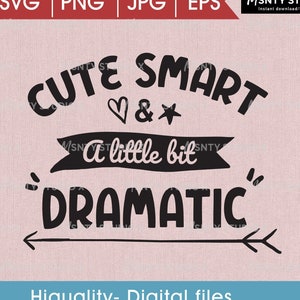 Könnte beinhalten: Schwarz-weißes Grafikdesign mit dem Text "Cute Smart & a little bit Dramatic" mit einem Herz, einem Stern und einem Pfeil.