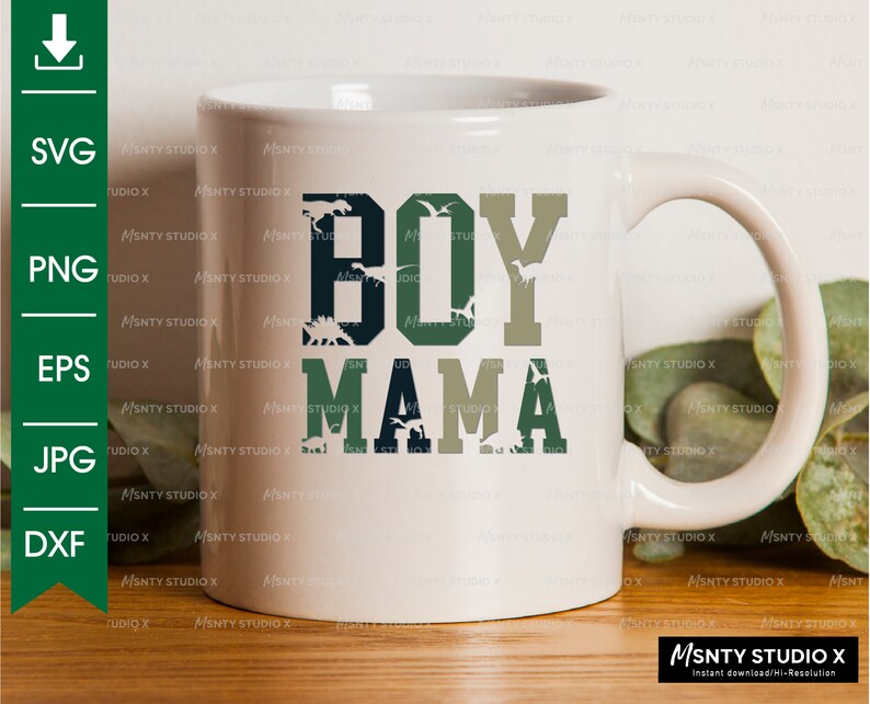 Pu&ograve; includere: Una tazza in ceramica bianca con un motivo mimetico verde, blu e grigio. Il testo "BOY MAMA" &egrave; stampato sulla tazza in un carattere audace e robusto.