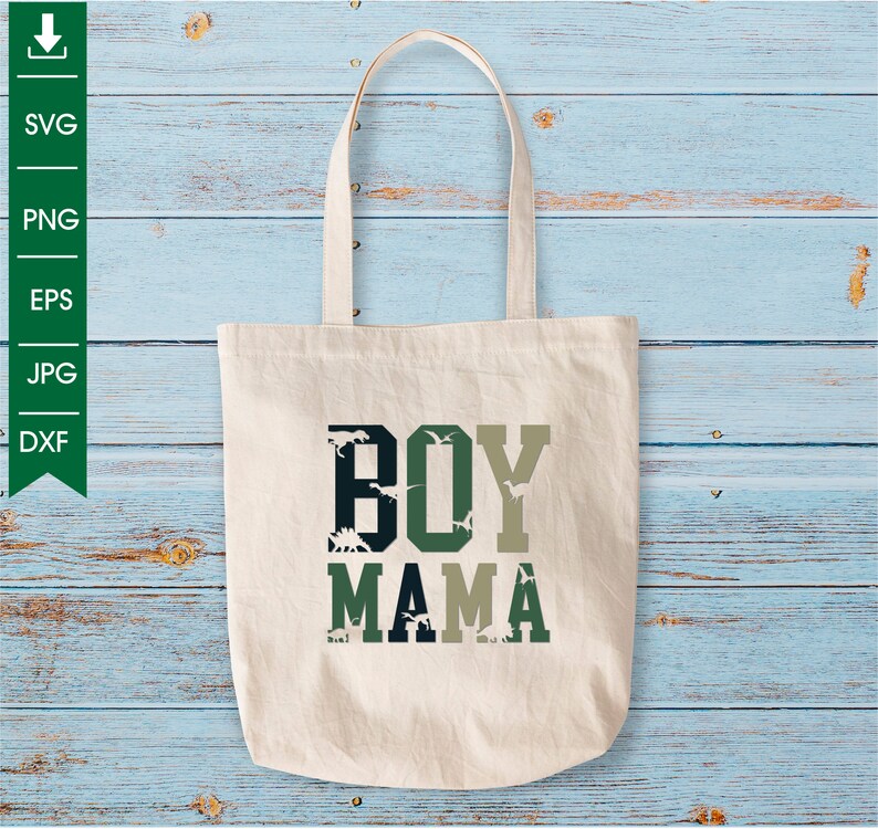 Pu&ograve; includere: Una borsa tote in tela bianca con il testo "BOY MAMA" in lettere verdi, nere e bianche. Le lettere sono riempite con un motivo mimetico di dinosauri verdi e neri.