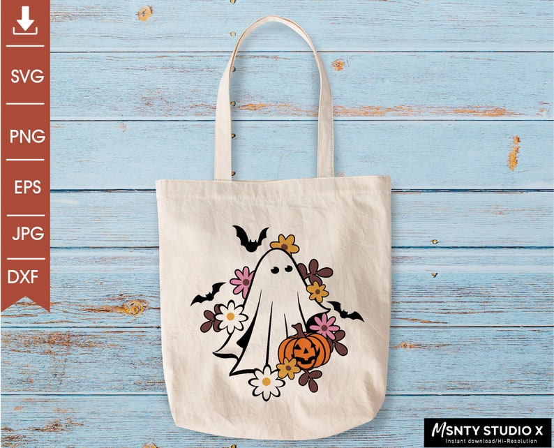 Pu&ograve; includere: Una borsa di tela bianca con un fantasma, una zucca e fiori stampati su di essa. Il fantasma ha un viso amichevole ed &egrave; circondato da pipistrelli e fiori. La zucca &egrave; arancione e ha un viso intagliato. I fiori sono rosa, gialli e marroni.