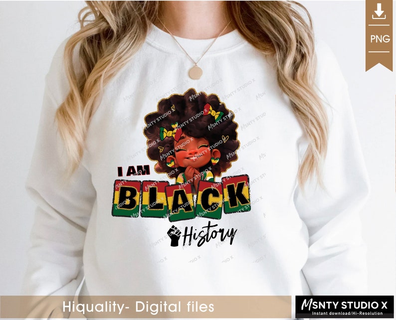 K&ouml;nnte beinhalten: Ein wei&szlig;es Sweatshirt mit einem Grafikdesign, das ein schwarzes Cartoon-M&auml;dchen mit einem rot-gelb-gr&uuml;nen Stirnband zeigt. Der Text "I AM BLACK HISTORY" ist in schwarzen Buchstaben auf einem rot-gelb-gr&uuml;nen Hintergrund gedruckt.