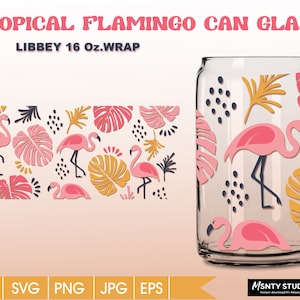 Puede incluir: Un envoltorio para lata de vidrio de 473 ml con un diseño de flamenco tropical. El diseño presenta flamencos rosas, hojas de palmera y flores amarillas sobre un fondo rosa. El texto "LIBBEY 16 Oz. WRAP" está impreso en la parte superior del diseño.