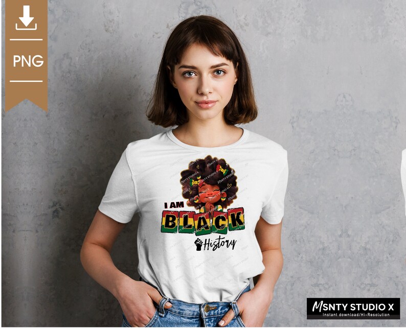 K&ouml;nnte beinhalten: Wei&szlig;es T-Shirt mit einem Aufdruck einer schwarzen Frau mit Afro und dem Text "I AM BLACK History" in roten, gr&uuml;nen und gelben Bl&ouml;cken.