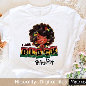 K&ouml;nnte beinhalten: Ein wei&szlig;es T-Shirt mit einem Grafikdesign einer schwarzen Comicfigur mit Afrofrisur, die ein gelbes, gr&uuml;nes und rotes Stirnband tr&auml;gt. Der Text "I AM BLACK History" ist in gr&uuml;nen, gelben und roten Buchstaben mit einer erhobenen schwarzen Faust gedruckt.
