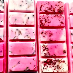 Puede incluir: Cinco fundidos de cera rosa con diferentes patrones florales. Los fundidos de cera son de forma rectangular y tienen una base blanca.
