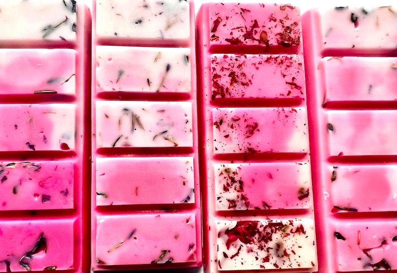 Puede incluir: Cinco fundidos de cera rosa con diferentes patrones florales. Los fundidos de cera son de forma rectangular y tienen una base blanca.