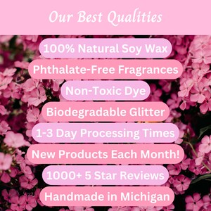 Puede incluir: Fondo floral rosa con texto en cajas rosas y blancas. El texto dice: "Nuestras mejores cualidades", "100% Cera de soja natural", "Fragancias libres de ftalatos", "Tinte no t&oacute;xico", "Purpurina biodegradable", "Tiempos de procesamiento de 1 a 3 d&iacute;as", "&iexcl;Nuevos productos cada mes!", "M&aacute;s de 1000 rese&ntilde;as de 5 estrellas", "Hecho a mano en Michigan".