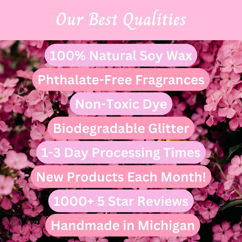 Puede incluir: Fondo floral rosa con texto en cajas rosas y blancas. El texto dice: "Nuestras mejores cualidades", "100% Cera de soja natural", "Fragancias libres de ftalatos", "Tinte no t&oacute;xico", "Purpurina biodegradable", "Tiempos de procesamiento de 1 a 3 d&iacute;as", "&iexcl;Nuevos productos cada mes!", "M&aacute;s de 1000 rese&ntilde;as de 5 estrellas", "Hecho a mano en Michigan".