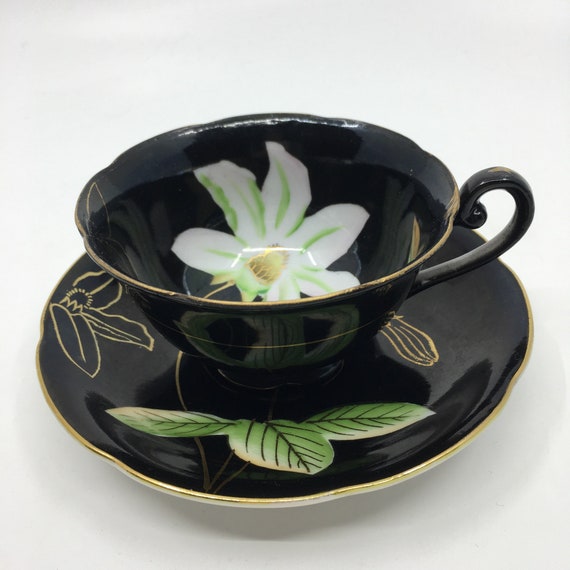 p*e様 ジョリーフルール　TeaCup　クラシカルフラワー　ブラック　ドレスト Princess China (occupied Japan) Black Teacup With Lily Motif - Etsy