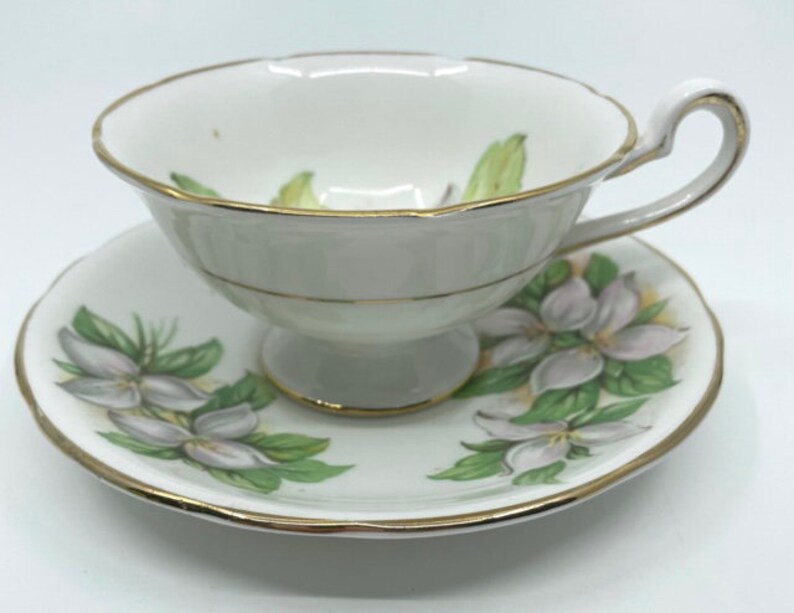 Royal Stafford Trillium Teacup & Saucer - Thumbnail 3