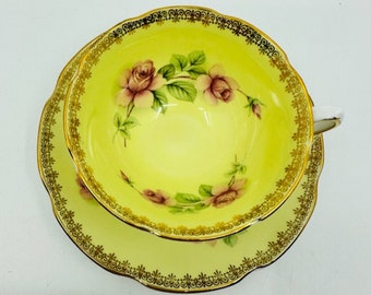 Royal Grafton botergeel met roze rozen theekopje en schotel
