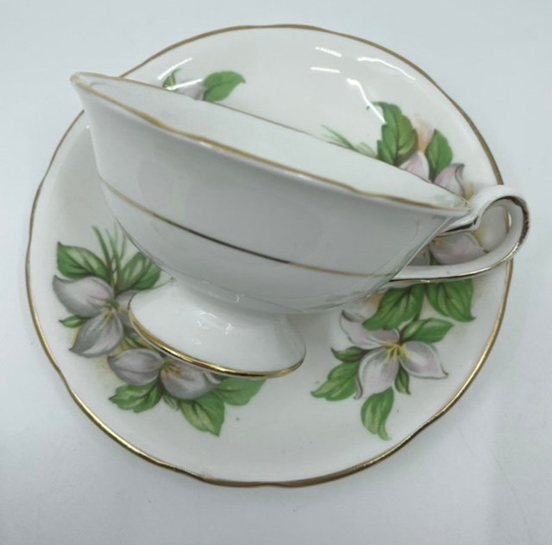Royal Stafford Trillium Teacup & Saucer - Thumbnail 5
