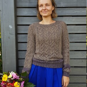 Peut inclure: Une femme portant un pull en tricot marron à motif géométrique et une jupe bleu roi. Elle tient un bouquet de fleurs colorées.