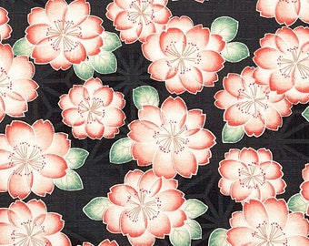 Puede incluir: Tela negra con un patrón repetido de flores rosas y blancas con hojas verdes. La tela tiene la palabra "DOBBY" impresa en blanco en la esquina inferior derecha y "SEWN IN SEATTLE" impresa en blanco en el centro inferior.