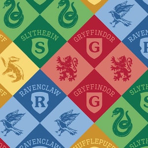 Puede incluir: Tela estampada con un patrón repetitivo de rombos en varios colores. Cada rombo presenta un escudo de la casa de una serie de fantasía, incluyendo un león, una serpiente, un tejón y un cuervo. Los nombres de las casas también están presentes.