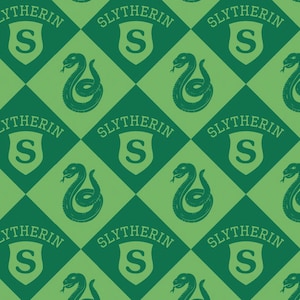 Puede incluir: Tela verde con un patrón repetido del escudo de Slytherin. El escudo presenta una serpiente estilizada y la letra "S" dentro de un escudo, con la palabra "SLYTHERIN" encima. La tela está marcada con una regla.
