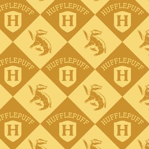 Puede incluir: Tela con un patrón repetido de escudos de la casa Hufflepuff y tejones en tonos dorados y marrones. Los escudos presentan un escudo con la letra "H". El texto "HUFFLEPUFF" está arqueado arriba. Medidas en cm.